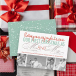 Mr. und Mrs. First Christmas Foto Collage Hochzeit Feiertagskarte<br><div class="desc">'Liebe, Frieden, Freude, Küsse. Unsere ersten Weihnachten als Mr. und Mrs. 'bunte Mix Typografie, Feiertagssonnierung Ankündigung / 4 Foto Collage flache Karte. Entworfen / Original-Kunstwerk von fat*fa*tin. Einfach mit eigener Textnachricht, Name, Jahr, Foto oder Bild personalisieren. Weitere Editierfunktionen sind auf der Seite 'Edit Design' verfügbar. www.zazzle.com/fat_fa_tin www.zazzle.com/color_therapy www.zazzle.com/fatfatin_blue_knot www.zazzle.com/fatfatin_red_knot www.zazzle.com/fatfatin_mini_me...</div>