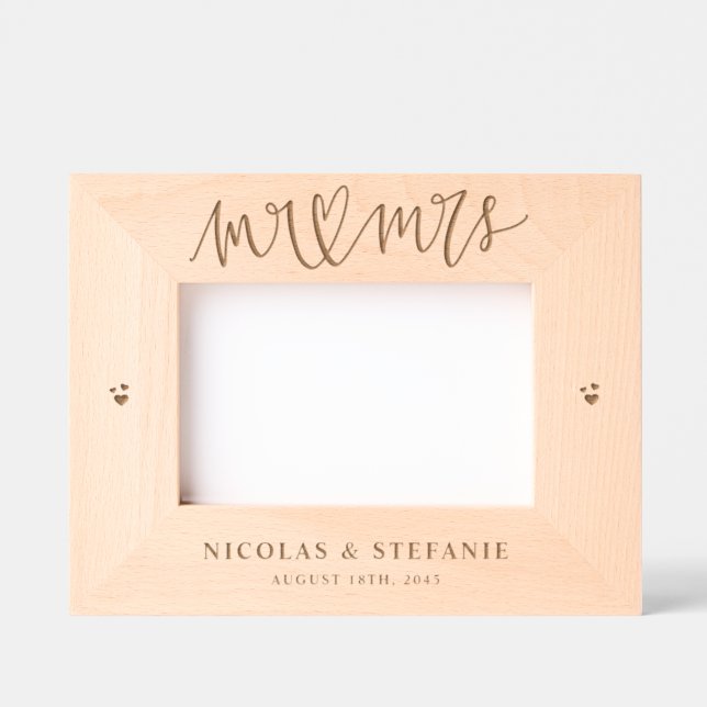 Mr. und Mrs. Heart Calligraphy Wedding Foto Geätzte Rahmen (Vorderseite)