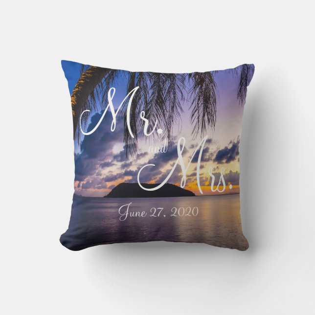 Mr. und Mrs. Lila Beach Wedding Pillows Kissen (Vorderseite)