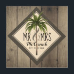 Mr. und Mrs. Rustic Wedding New Monogram Name Holzdruck<br><div class="desc">Mr. Und Mrs. Rustic Wedding New Monogram Name Wood Wall Art ist mit grauen Imitaten Stallholz wie Hintergrund entworfen. Es hat eine hübsche grüne Palme in der Mitte von weißem Diamant-Form umrahmt Rahmen. Der Text lautet "Mr. & Mrs." in trendy, mageren Schriften. Der Nachname von Neuverheirateten ist in der Schriftzeichen-Schrift...</div>