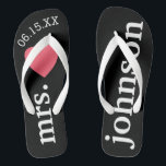 Mr. und Mrs. Wedding Honeymoon Herztext Flip Flops<br><div class="desc">Ein perfektes Design für eine Hochzeit am Strand oder für die Hochzeitsreise. Ändern Sie die Frau zu Herrn,  um ein Koordinierungspaar zu machen.</div>