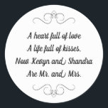 Mr. und Mrs. Wedding Kisses Geem Runder Aufkleber<br><div class="desc">Dieser charmante Mr. and Mrs. Round Aufkleber enthält ein Liebesgedicht,  das mit den Namen der Braut und des Bräutigams personalisiert ist. Dies wäre ein perfekter Aufkleber,  um einen Gefälligkeitskasten mit Hershey Kisses zu akzentuieren.</div>