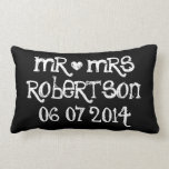 Mr. und Mrs. wedding Lumbalkissen für frische Weds Lendenkissen<br><div class="desc">Angepasster Herr und Frau Kreide schreiben Hochzeitslumpenkissen werfen Kissen mit Vintager Liebe Herz. Personalisierte Kreidekissen für Sofa oder Bett. Fun Design mit weißem Herzen und Name des neuen Paar. Niedliche Wohngestaltung personalisiert für Braut und Bräutigam / Ehemann und Ehefrau. Romantische Hochzeitsgeschenke für Neuvermählte. Schwarz/Weiß oder passen Sie die Hintergrundfarbe an....</div>