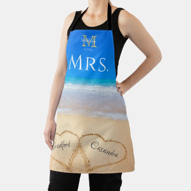 Mrs. Beach Wedding Hearts in Sand Family Monogram Schürze (InSitu)