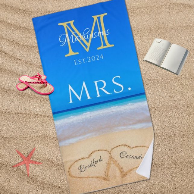 Mrs. Beach Wedding Hearts in Sand Family Monogram Strandtuch (Von Creator hochgeladen)