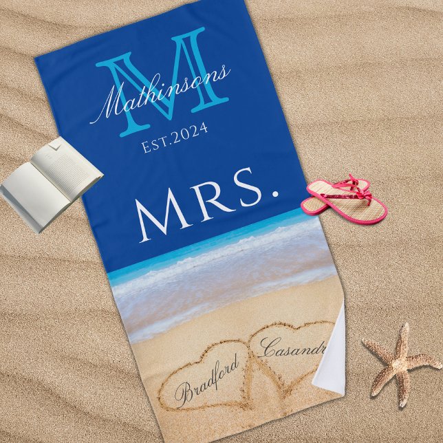 Mrs. Beach Wedding Hearts in Sand Family Monogram Strandtuch (Von Creator hochgeladen)