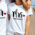 Mrs. Black Modern Script Custom Wedding Monogram T-Shirt<br><div class="desc">Individuelles Shirt Design mit modernem Design und rotem Herzakzent kann mit dem Nachnamen der Braut personalisiert werden. Ein tolles Hochzeitsgeschenk für die Flitterwochen!</div>