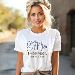 Mrs. Black Modern Script Custom Wedding neu<br><div class="desc">Modernes und lässiges schwarzes Kalligraphieskript "Mrs." Frauenehemmer-T-Shirt mit individuellem Text,  der mit dem neuen verheirateten Nachnamen und dem festgelegten Hochzeitstermin personalisiert werden kann. Ideal für frisch gezogene Flitterwochen und darüber hinaus!</div>