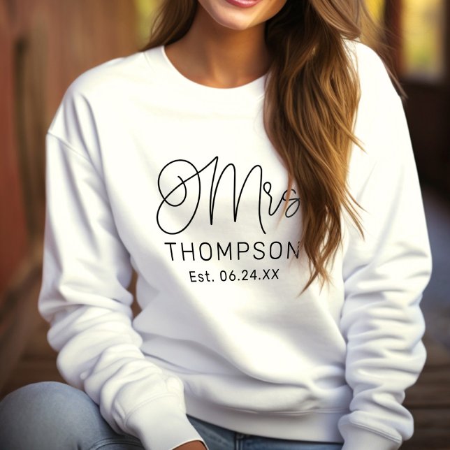 Mrs. Black Modern Script Custom Wedding neu Sweatshirt (Von Creator hochgeladen)