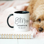 Mrs. Black Modern Script Custom Wedding neu Tasse<br><div class="desc">Modernes und lässiges schwarzes Kalligraphieskript "Mrs." Frauenhochzeit Kaffee-Tasse bietet maßgeschneiderten Text,  der mit dem neuen verheirateten Nachnamen und dem feststehenden Hochzeitstermin personalisiert werden kann. Macht ein perfektes Geschenk für die neue Braut!</div>