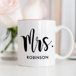 Mrs. Black Modern Script Custom Wedding Zweifarbige Tasse<br><div class="desc">Die einfache und moderne Kaffeemaschine Tasse bietet Frau in Script mit dem Nachnamen "custom text". Perfektes Geschenk für ein frisch verheiratetes Paar! Besuchen Sie unseren Shop für die passende Mr. Monogram Tasse.</div>