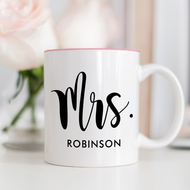 Mrs. Black Modern Script Custom Wedding Zweifarbige Tasse (Von Creator hochgeladen)