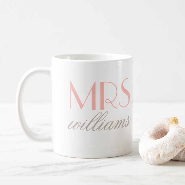 Mrs. Elegant Blush Personalisiert Wedding Monogram Kaffeetasse (Mit Donut)