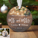 Mrs. First Christmas Rustic String Lights Foto Ornament<br><div class="desc">**** Vergessen Sie nicht, Ihr Lieblings-Foto auf die Rückseite hochzuladen. Wenn Sie das Foto nicht platzieren müssen, können Sie es mit dem Designwerkzeug ***** feiern Sie Ihr erstes Weihnachtsfest Verheiratet mit diesem rustikalen Holzschau-Foto-Ornament. Ein beliebtes Foto und Text in dieses rustikale Design für einen festlichen Akzent auf Ihrem Weihnachtsbaum. Es...</div>