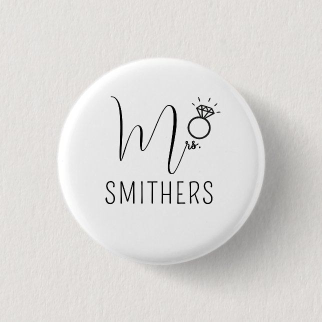 Mrs Modern Black Script Wedding Newlywed Monogram Button (Vorderseite)