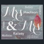 Mrs. & Mrs. Wedding/Anniversary Personalisiert Nam Geschenkpapier<br><div class="desc">Ein schönes Herbstbild eines Holzzauns und eines Herbstblattes. Frau & Frau im großen kursiven Druck mit Vornamen Personalisierung. Diese schöne Leinen Geschenkpackung kann dann von den Paaren auf viele verschiedene Arten wiederverwendet werden für die kommenden Jahre!</div>