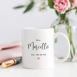 Mrs. Personalisiert Black Script Nachname Wedding Kaffeetasse