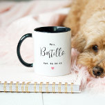 Mrs. Personalisiert Black Script Nachname Wedding Tasse<br><div class="desc">Angepasste Tasse für ihre Features moderne schwarze Schrift-Text,  die mit dem verheirateten Nachnamen der Braut personalisiert werden kann und etabliert Hochzeitstermin. Enthält einen niedlichen rosa Herzinfarkt. Schenkt der neu verheirateten Frau ein besonderes Geschenk!</div>