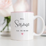 Mrs. Personalisiert Black Script Nachname Wedding Zweifarbige Tasse<br><div class="desc">Angepasste Tasse für ihre Features moderne schwarze Schrift-Text,  die mit dem verheirateten Nachnamen der Braut personalisiert werden kann und etabliert Hochzeitstermin. Enthält einen niedlichen rosa Herzinfarkt. Schenkt der neu verheirateten Frau ein besonderes Geschenk!</div>