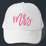 Mrs. Pink Chic Script Truckerkappe<br><div class="desc">Dieses Hutdesign eignet sich perfekt für die neu verheiratete Braut und zeichnet sich durch "Mrs." in einem hellrosa Pinselskript aus.</div>