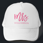 Mrs. Script Personalisiert Truckerkappe<br><div class="desc">Zeigt euren neuen Nachnamen mit diesem hübschen Hut mit einem modernen Pinselskript in heißen Rosa an.</div>