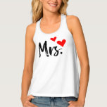 Mrs. Tank Top - Niedlich & modern Herzdesign<br><div class="desc">Feiern Sie Liebe und wilden Stolz mit diesem charmanten "Mrs." Panzertop, mit spielerischen Rotherzen und einem schlichten schwarzen Drehbuch. Ideal für Bräute, Jungvermählte, Jubiläen oder einfach nur für Ihre fröhliche Stilgabe. Dieser weiche, atemberaubende Tank eignet sich hervorragend für Trainings, Bachelorettenausflüge oder lässige Ausblicke im Alltag. Eine lustige und sinnvolle Geschenkidee...</div>