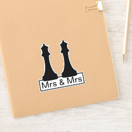 Mrs. und Mrs. Queen Schach Pieces Gay Wedding Aufkleber