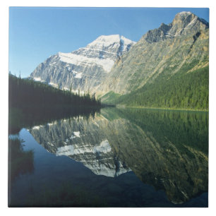 Mt Edith Cavell in Cavell Lake, Jasper National Fliese