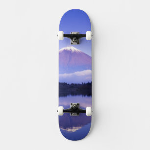 Mt. Fuji mit Lenticularis-Wolke, Motosu-See, Skateboard