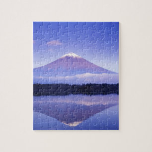 Mt. Fuji mit linsenförmiger Wolke, Motosu-See,