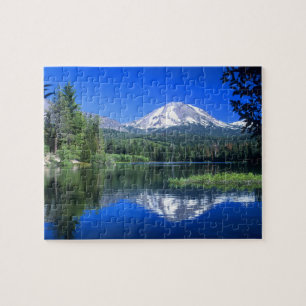 Mt. Lassen erhebt sich über den Manzanita-See