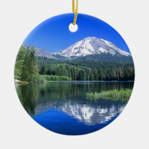 Mt. Lassen erhebt sich über den Manzanita-See Keramik Ornament