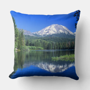 Mt. Lassen erhebt sich über den Manzanita-See Kissen