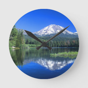Mt. Lassen erhebt sich über den Manzanita-See Runde Wanduhr