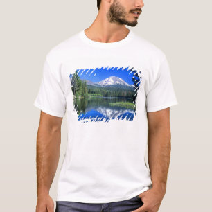Mt. Lassen erhebt sich über den Manzanita-See T-Shirt