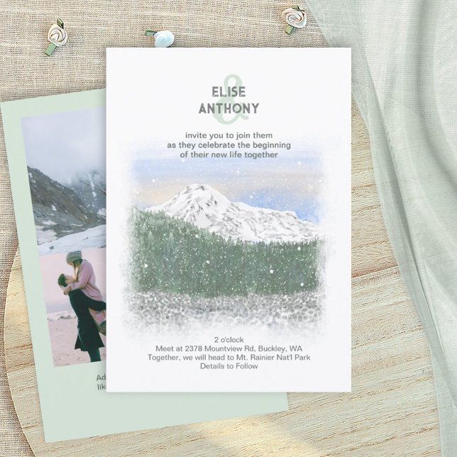 Mt. Rainier, fallender Schnee, grüne Winterhochzei Einladung (Mt. Rainier, mountain wedding invitation card, light green dusty blue, pacific northwest theme)