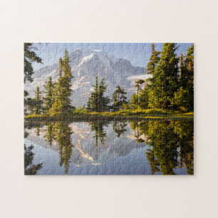 Mt. Rainier, gespiegelt in einem Bergsee nahe Plum