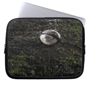 Muddy Rugby Ball sitzend auf einem zerkaut Gras Laptopschutzhülle