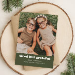 Müde, aber dankbar Funny Family Foto Weihnachten<br><div class="desc">Feiern Sie die Urlaubssaison mit etwas Spaß durch diese "Tired but Grateful" Funny Family Foto Weihnachtskarte. Mit einem spielerischen und leichtherzigen Foto empfängt Sie diese Karte mit der Schönheit, sich während der Ferien zu freuen und erschöpft zu sein. Das einfache, moderne Design und die spielerische Botschaft machen es zu einem...</div>