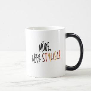 Müde aber stylisch – Lustige Statement Tasse