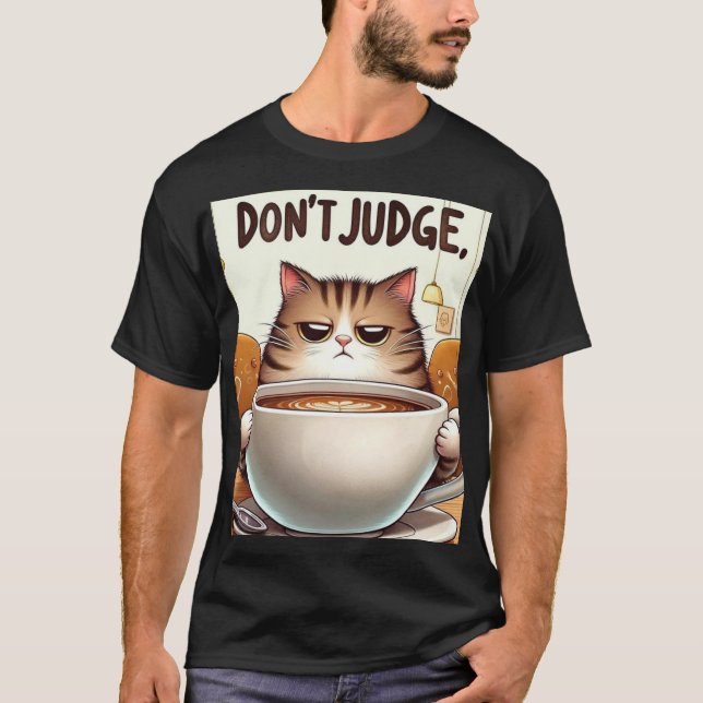 Müde Kitty Genießen Sie eine riesige Tasse Kaffee. T-Shirt (Vorderseite)
