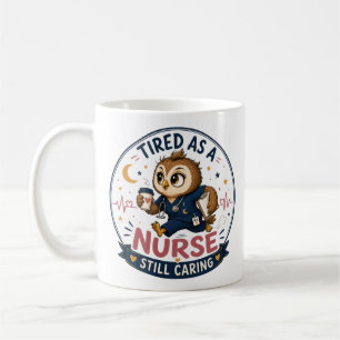 Müde Krankenschwester Eule Cartoon-Illustration Kaffeetasse
