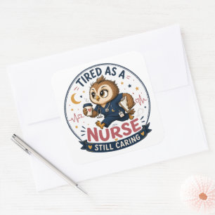 Müde Krankenschwester Eule Cartoon-Illustration Quadratischer Aufkleber
