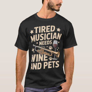 Müder Musiker Braucht Wein Und Haustiere Lustig T-Shirt