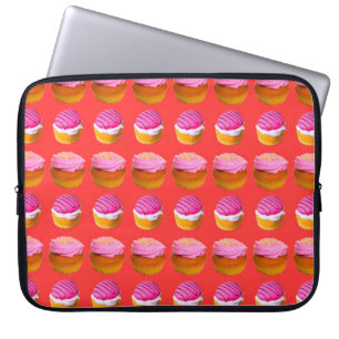 Muffins, Kuchen mit weißer und rosa Creme auf eine Laptopschutzhülle