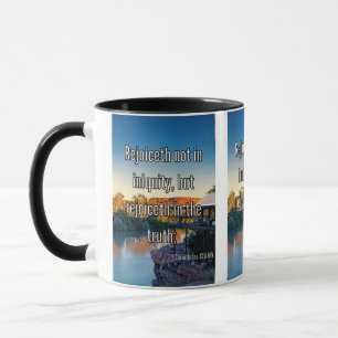 Mug 1 Corinthiens 13:6 Bible Écriture Pic Deux Tons