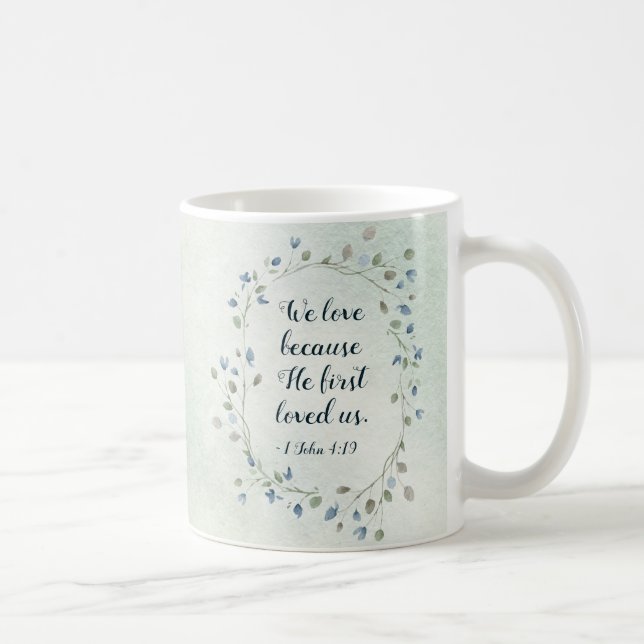 Mug 1 Jean 4:19 Nous aimons parce qu'Il nous a aimés p (Droite)