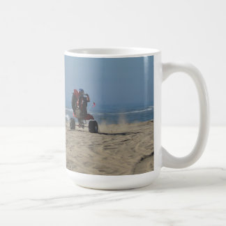 Mug 3 rouleurs montant des Wheelies à la plage !