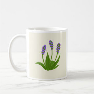 Mug à café blanc avec des fleurs violettes