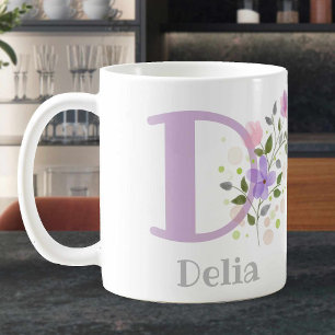 Mug à café floral personnalisé avec le nom Delia.